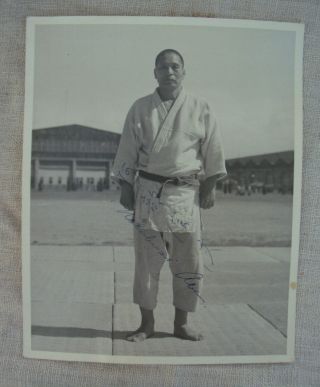 8 X 10 Signed B&w Photo Marshal Arts Judo Karate Master Nobubumi (?) Abe Japan