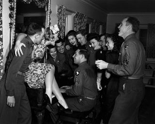 Betty Hutton Sings With Troops At The Hollywood Canteen - 8x10 Photo (zz - 350)