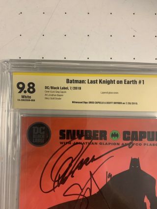 Batman: Last Knight On Earth 1 CBCS 9.  8 SS Signed 2x Capullo & Snyder No CGC NM 2