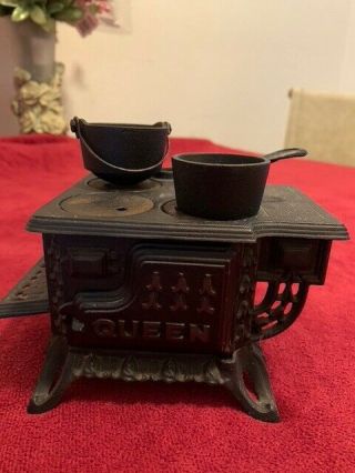 Vintage Miniature Queen Cast Iron Cook Stove And 2 Skillets/pans
