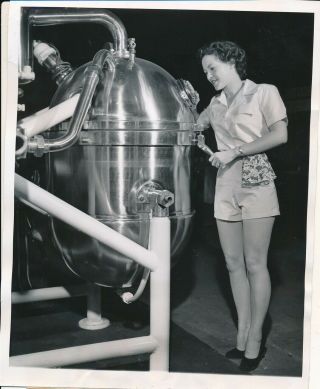1948 Cheesecake 7 X 9 Press Photo Leggy Girl With Candy Pressure Cooker