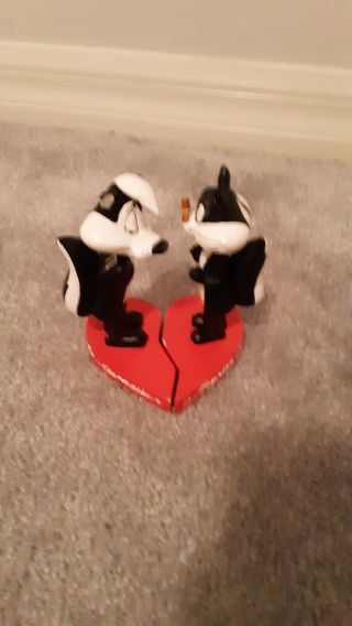 Pepe Le Pew Magnetic Bobble Head; " Le Attraction Is Magnetic,  No? "
