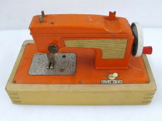 Vintage Muller Regina 820 Hand - Cranked Toy Sewing Machine 1960 