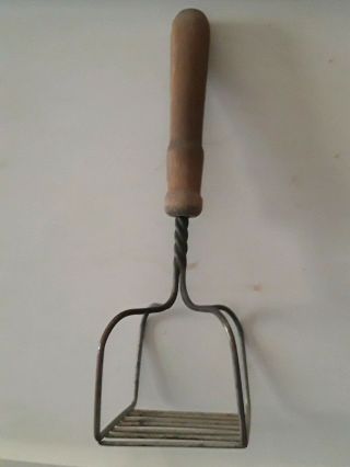 VINTAGE WOODEN HANDLE POTATO MASHER WITH TWISTED WIRE & SQUARE BOTTOM Kitchen 2