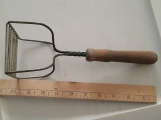 VINTAGE WOODEN HANDLE POTATO MASHER WITH TWISTED WIRE & SQUARE BOTTOM Kitchen 3