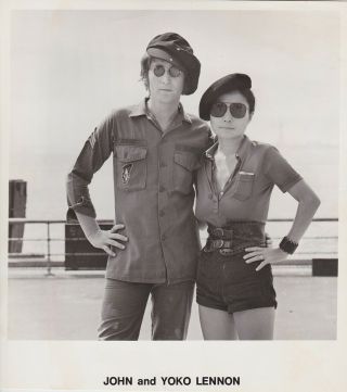 Vintage Press Photograph John & Yoko Lennon