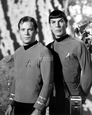 William Shatner And Leonard Nimoy In " Star Trek " - 8x10 Publicity Photo (ww020)