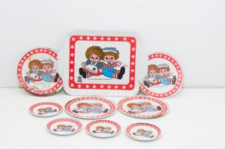 1972 Raggedy Ann Andy Tin Toy Dishes 1 Tray 4 Plates 4 Saucers Bobbs - Merrill Co.