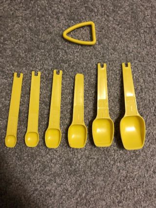 Vintage Tupperware Set Of 6 Yellow Measuring Spoons On Ring Nesting