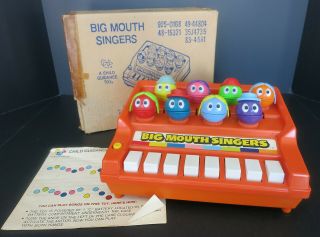 Vintage Questor Big Mouth Singers Toy Piano W/ Song Book Made In Japan