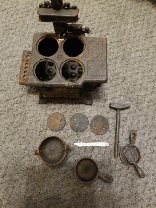 Vintage Queen Cast Iron Mini Stove/oven Doll House Pots/pans