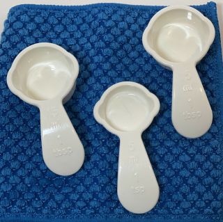 Tupperware White Mini Measuring Spoon Magnet Nesting 1 - Teaspoon,  2 - Tablespoons