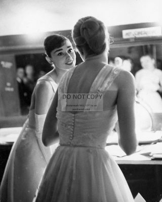 Audrey Hepburn Grace Kelly Backstage @ 1956 Oscars 8x10 Publicity Photo (cc201)
