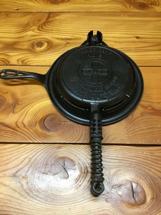 Vintage Griswold American No 8 Cast Iron Waffle Iron 8 (315) With Base