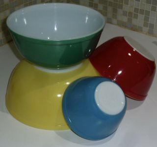 Set Four 1° Primary Color Vtg Pyrex Mixing Nesting Bowls Yellow Green Red Blue