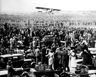 Charles Lindbergh Lands " Spirit Of St.  Louis " Plane London - 8x10 Photo (aa - 809)