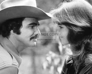 Burt Reynolds & Sally Field In " Smokey And The Bandit " - 8x10 Photo (rt214)
