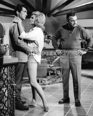 Dean Martin And Nancy Kovack On The Set Of " The Silencers " - 8x10 Photo (aa - 369)