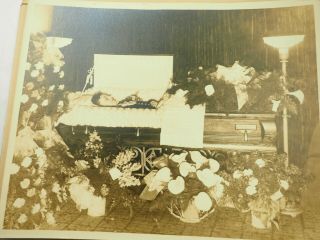 A Flowery Send Off Vintage 1940s Funeral B&w 8 " X 10 " Photo