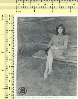 025 1960s Pretty Leggy Fashionable Lady Crossed Legs On Bench,  Woman Old Photo