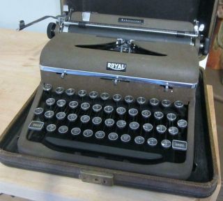 Vintage Royal Aristocrat Typewriter In The Case - Model B