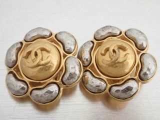Auth Chanel Cc Logo Vintage Clip - On Flower Motif Earrings Silver/goldtone E39431