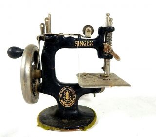 Vintage Miniature Child ' s SINGER Sewing Machine 3