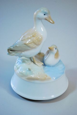 Otagiri Duck & Duckling Porcelain Music Box " Everybody Loves Somebody Sometime "