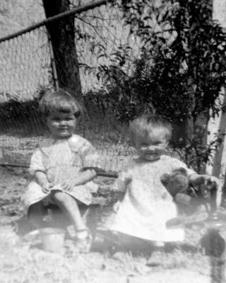 Antique/vintage B&w Snapshot/photo 2 Kids/children/siblings Playing Outside Cute