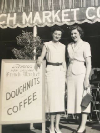 Visitors Orleans Cafe Du Monde French Market Coffee Black & White @ 1940 50s
