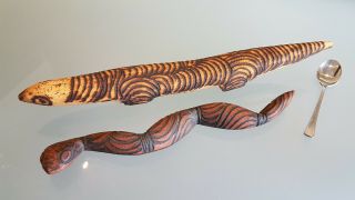 2 AUSTRALIAN ABORIGINAL CARVED REPTILES WITH POKER WORK DETAILS. 2