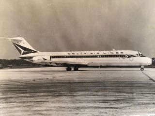 Vintage Delta Dc - 9 B/w Photo 8x10 Glossy Delta Air Lines