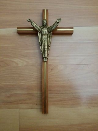 Risen Jesus On Cross With Inlaid Brass Wall Mount 10 " X 5.  5 "