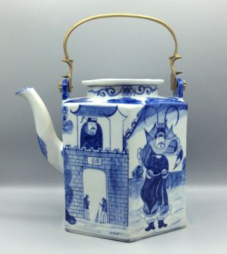 LARGE VINTAGE CHINESE BLUE & WHITE FIGURES TEAPOT 2