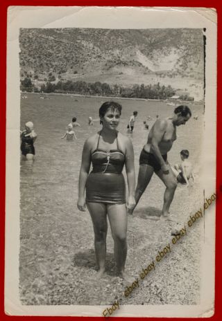 39360 Loytraki Greece 1957.  Woman With Swimsuit On The Beach.  Photo