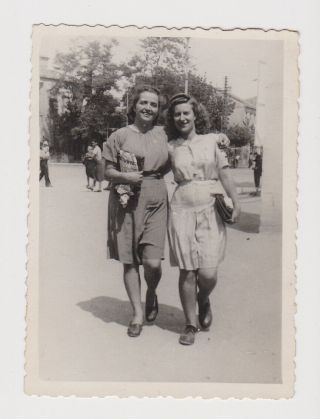 Two Pretty Lady Woman In Hug Walk On Street Vintage Orig Photo (51295)