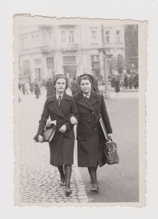 Two Pretty Lady Woman Walk Holding Hands On Street Vintage Orig Photo (51314)