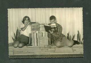 Unusual Vintage Photo Teen Girl & Boy W/ Books Reading 390023