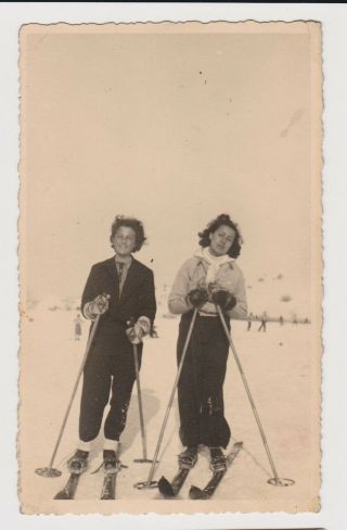Two Pretty Lady Woman Pose On Skiing Portrait Vintage Orig Photo (53022)