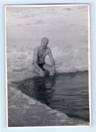 Vintage Photo Shirtless Muscle Man Speedo Bulge Swimmer Cold Water Gay Int R30 1