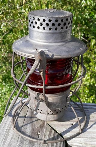 Vintage Dietz N.  Y.  C.  S.  Railroad Lantern No.  999 Kerosene Red Ribbed Globe