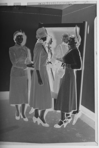 (1) B&w Press Photo Negative Ladies With Hats By Mirror High Heels Shoe - T2630