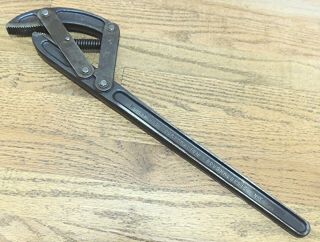 1922 Hoe Corporation 18” Self Adjusting Pipe Wrench - Antique Tool - Poughkeepsie Ny