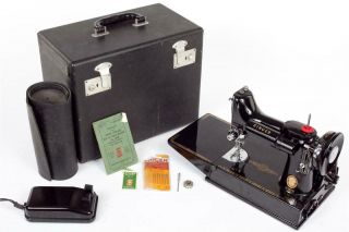 Vintage " Singer Featherweight " 221k Sewing Machine & Case 74