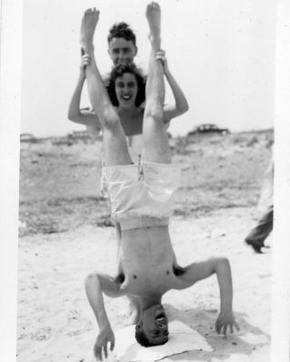 Vintage Photo: Pin - Up Girl Bathing Beauty Women Men Shirtless Beach 40s