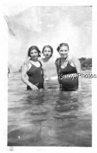 Found B&w Photo G_0369 Three Swimsuit Girls In The Water