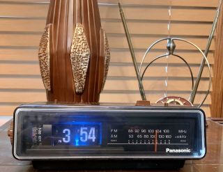 Vtg Panasonic Flip Clock Radio Am - Fm Serviced Led Woodgrain Rc - 6035