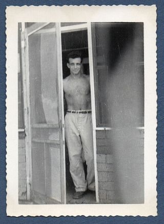 Vintage Found Photo Snapshot Ca.  1940s Shirtless Man Screen Door Ww2 Barracks?