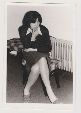 Sexy Lady Woman W/short Skirt Crossed Legs Portrait Vintage Orig Photo (56875)