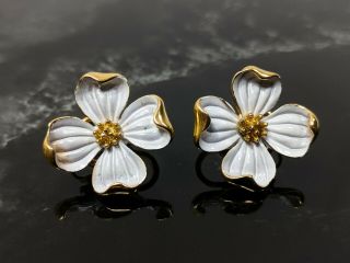 Vintage Gold - Tone White Enamel Dogwood Flower Trifari Clip Earrings Jewellery